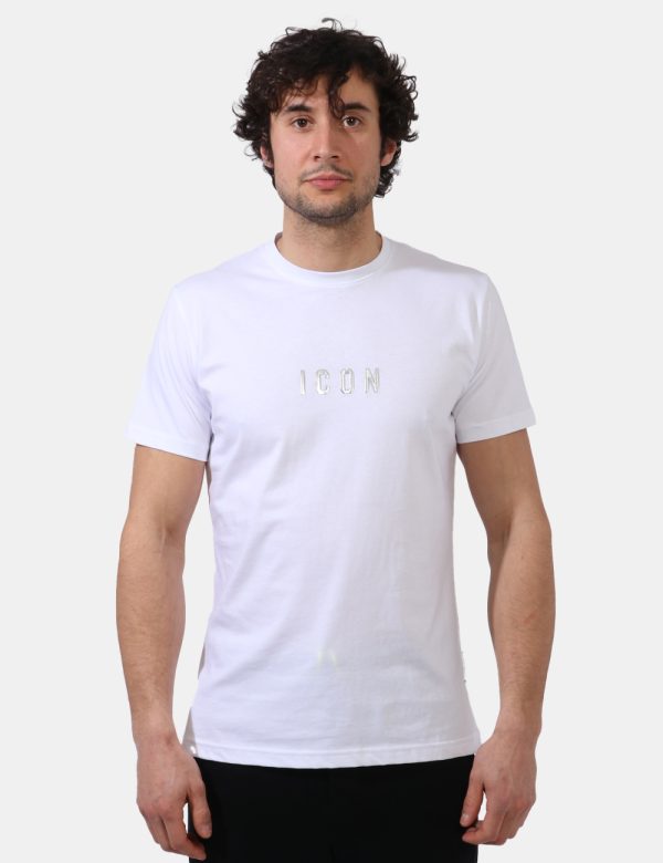 T-shirt Icon Bianco - T-shirt classica su base bianca con big stampa logo brand argentato in rilievo. La vestibilità è morbi