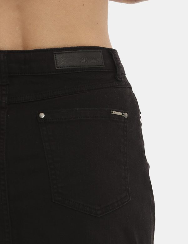 Gonna Imperfect jeans nero - COMPOSIZIONE E VESTIBILITÀ:98% cotone 2% elastaneLa modella è alta 170 cm e indossa la taglia S