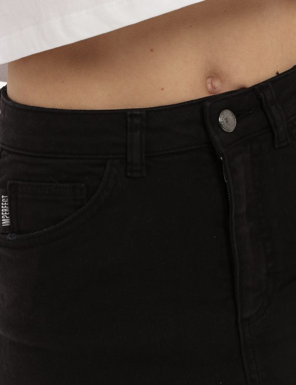 Gonna Imperfect jeans nero - COMPOSIZIONE E VESTIBILITÀ:98% cotone 2% elastaneLa modella è alta 170 cm e indossa la taglia S