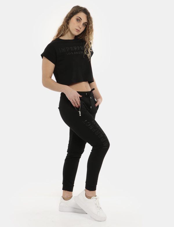 Pantalone Imperfect pantalone tuta nero - COMPOSIZIONE E VESTIBILITÀ:80% cotone 20% poliestereLa modella è alta 170 cm e ind