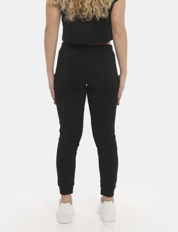 Pantalone Imperfect pantalone tuta nero - COMPOSIZIONE E VESTIBILITÀ:80% cotone 20% poliestereLa modella è alta 170 cm e ind