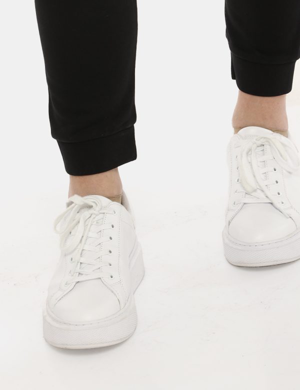 Pantalone Imperfect pantalone tuta nero - COMPOSIZIONE E VESTIBILITÀ:80% cotone 20% poliestereLa modella è alta 170 cm e ind