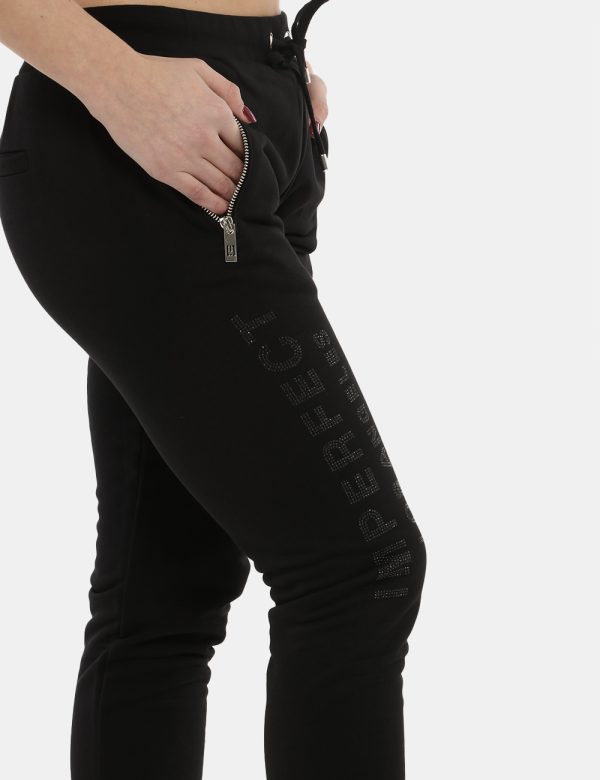Pantalone Imperfect pantalone tuta nero - COMPOSIZIONE E VESTIBILITÀ:80% cotone 20% poliestereLa modella è alta 170 cm e ind
