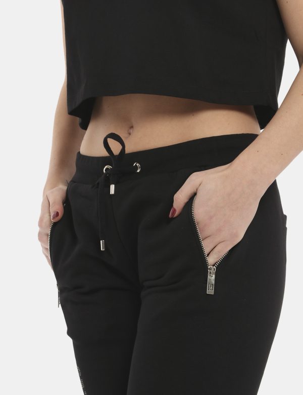 Pantalone Imperfect pantalone tuta nero - COMPOSIZIONE E VESTIBILITÀ:80% cotone 20% poliestereLa modella è alta 170 cm e ind