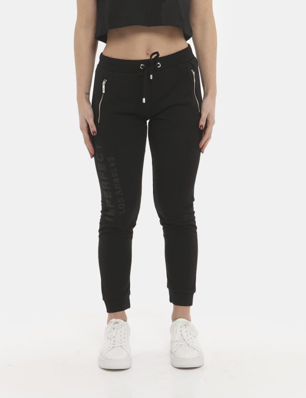 Pantalone Imperfect pantalone tuta nero - COMPOSIZIONE E VESTIBILITÀ:80% cotone 20% poliestereLa modella è alta 170 cm e ind