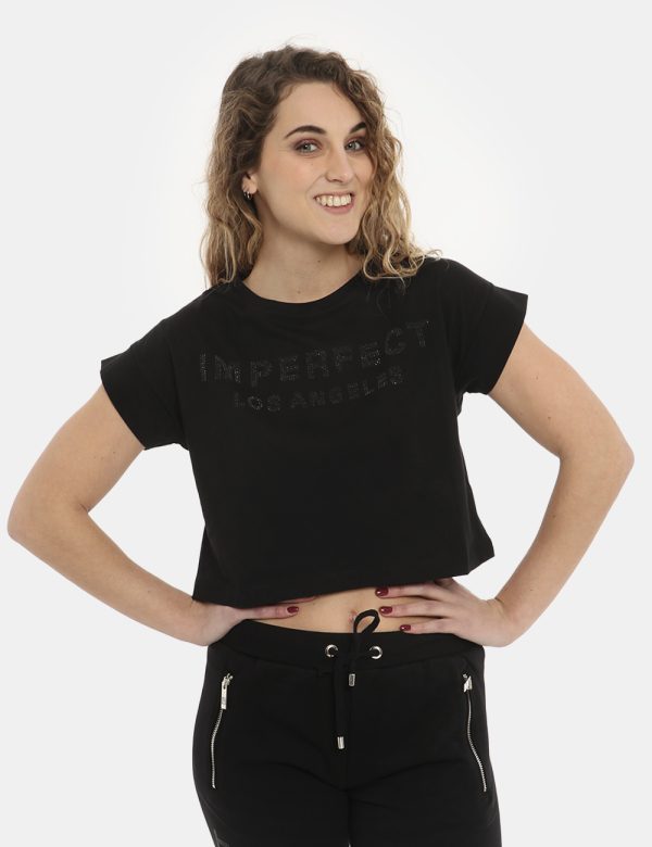 T-shirt Imperfect nera - COMPOSIZIONE E VESTIBILITÀ:100% cotoneLa modella è alta 170 cm e indossa la taglia S. La vestibilit