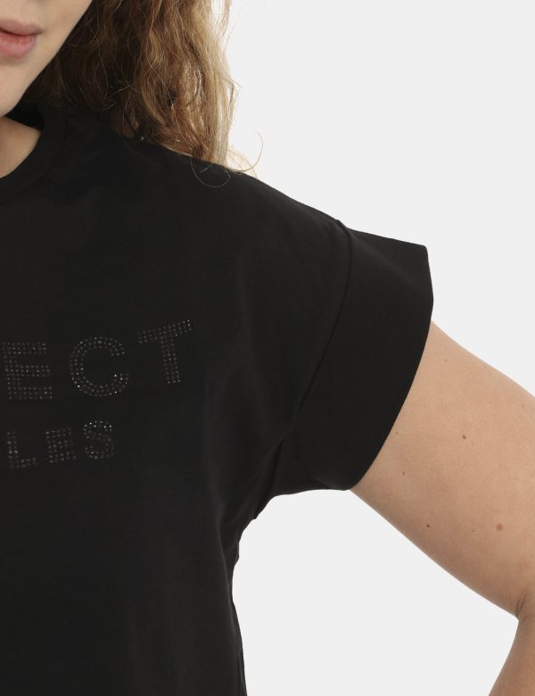 T-shirt Imperfect nera - COMPOSIZIONE E VESTIBILITÀ:100% cotoneLa modella è alta 170 cm e indossa la taglia S. La vestibilit