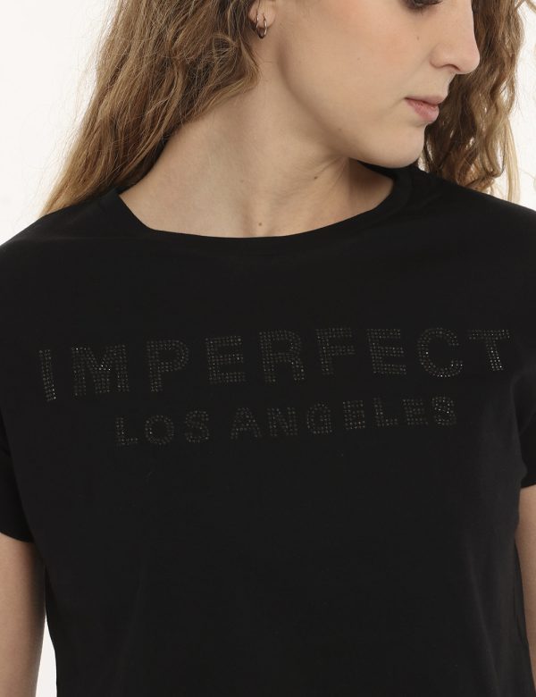 T-shirt Imperfect nera - COMPOSIZIONE E VESTIBILITÀ:100% cotoneLa modella è alta 170 cm e indossa la taglia S. La vestibilit