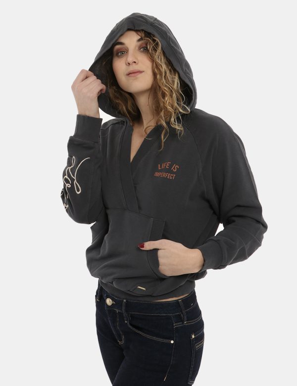Felpa Imperfect con cappuccio nero sbiadito - COMPOSIZIONE E VESTIBILITÀ:80% cotone 20% poliestereLa modella è alta X cm e i