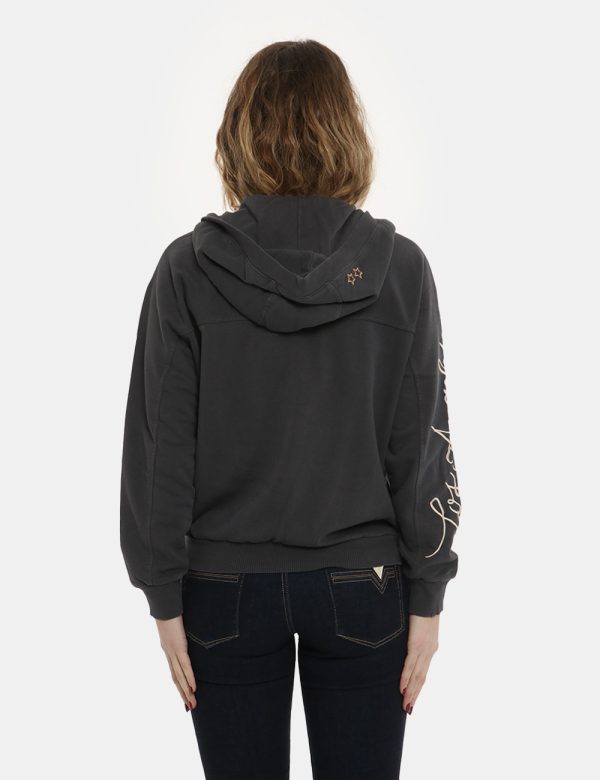 Felpa Imperfect con cappuccio nero sbiadito - COMPOSIZIONE E VESTIBILITÀ:80% cotone 20% poliestereLa modella è alta X cm e i