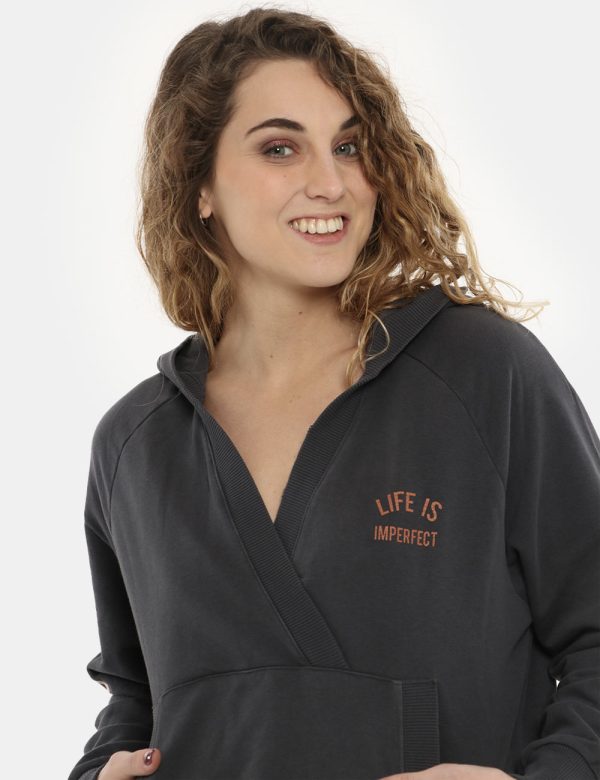 Felpa Imperfect con cappuccio nero sbiadito - COMPOSIZIONE E VESTIBILITÀ:80% cotone 20% poliestereLa modella è alta X cm e i