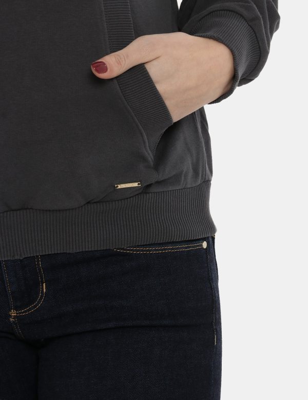 Felpa Imperfect con cappuccio nero sbiadito - COMPOSIZIONE E VESTIBILITÀ:80% cotone 20% poliestereLa modella è alta X cm e i