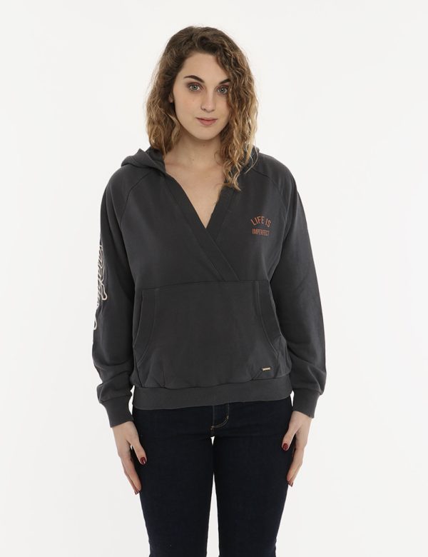 Felpa Imperfect con cappuccio nero sbiadito - COMPOSIZIONE E VESTIBILITÀ:80% cotone 20% poliestereLa modella è alta X cm e i