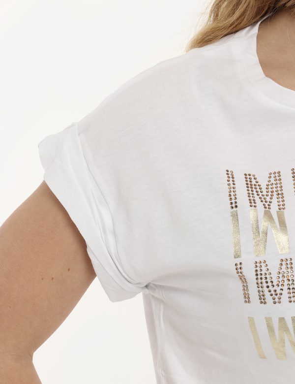T-shirt Imperfect bianca con glitter - COMPOSIZIONE E VESTIBILITÀ:100% cotoneLa modella è alta 170 cm e indossa la taglia S.