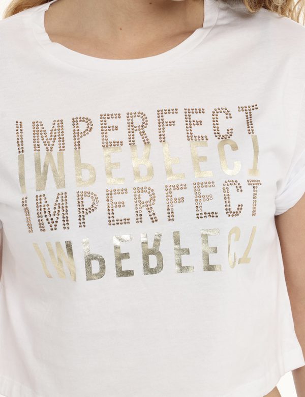 T-shirt Imperfect bianca con glitter - COMPOSIZIONE E VESTIBILITÀ:100% cotoneLa modella è alta 170 cm e indossa la taglia S.