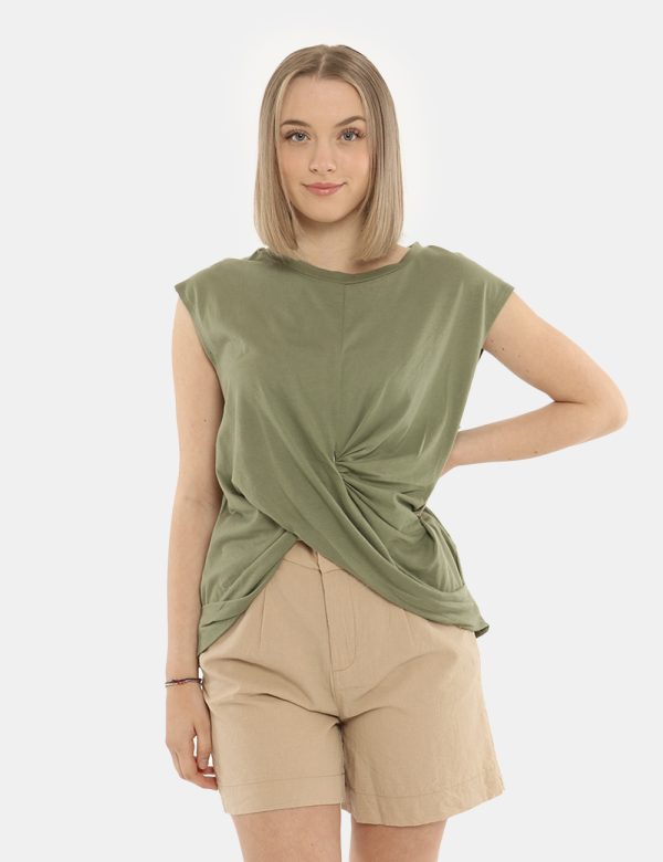 T-shirt Imperfect verde - COMPOSIZIONE E VESTIBILITÀ:50% cotone 50% modaleLa modella è alta 170 cm e indossa la taglia S. La