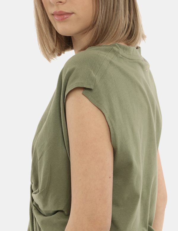 T-shirt Imperfect verde - COMPOSIZIONE E VESTIBILITÀ:50% cotone 50% modaleLa modella è alta 170 cm e indossa la taglia S. La