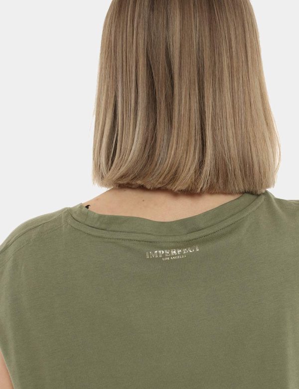 T-shirt Imperfect verde - COMPOSIZIONE E VESTIBILITÀ:50% cotone 50% modaleLa modella è alta 170 cm e indossa la taglia S. La
