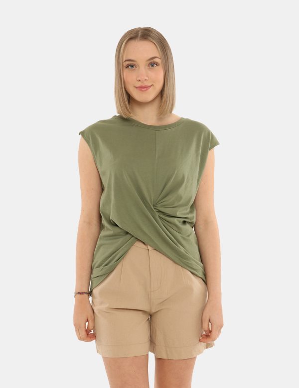 T-shirt Imperfect verde - COMPOSIZIONE E VESTIBILITÀ:50% cotone 50% modaleLa modella è alta 170 cm e indossa la taglia S. La