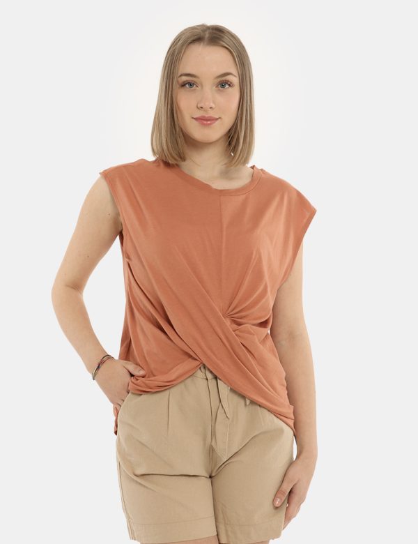 T-shirt Imperfect bronzo - COMPOSIZIONE E VESTIBILITÀ:50% cotone 50% modaleLa modella è alta 170 cm e indossa la taglia S. L