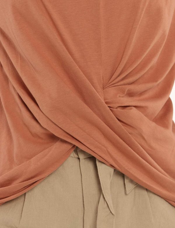 T-shirt Imperfect bronzo - COMPOSIZIONE E VESTIBILITÀ:50% cotone 50% modaleLa modella è alta 170 cm e indossa la taglia S. L