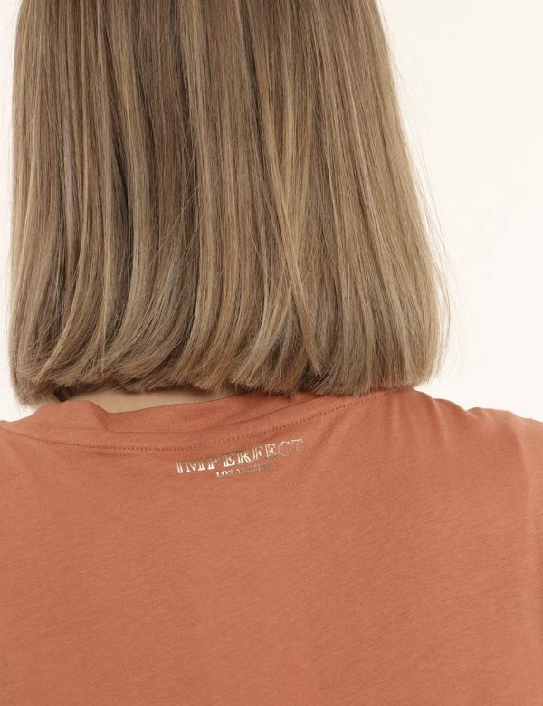 T-shirt Imperfect bronzo - COMPOSIZIONE E VESTIBILITÀ:50% cotone 50% modaleLa modella è alta 170 cm e indossa la taglia S. L