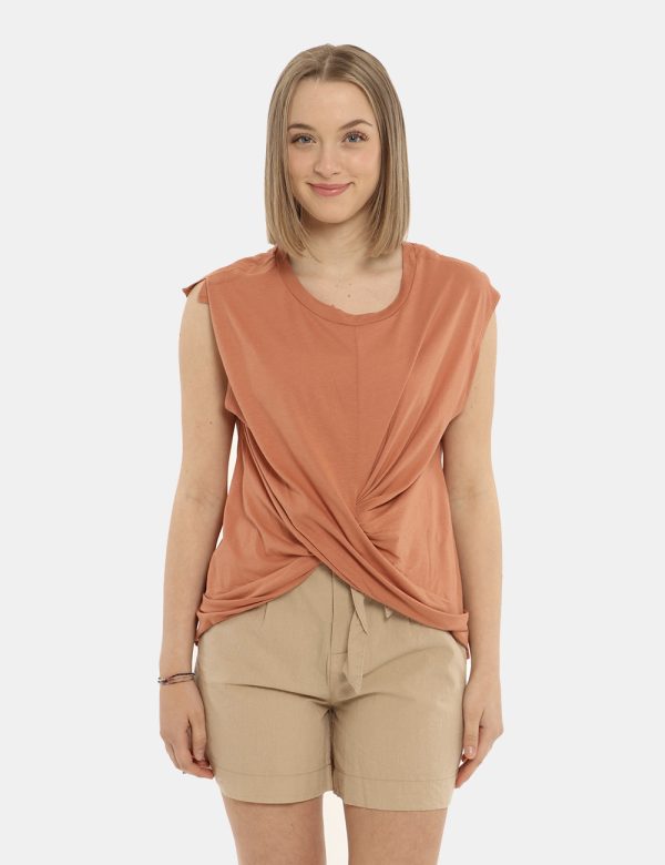 T-shirt Imperfect bronzo - COMPOSIZIONE E VESTIBILITÀ:50% cotone 50% modaleLa modella è alta 170 cm e indossa la taglia S. L