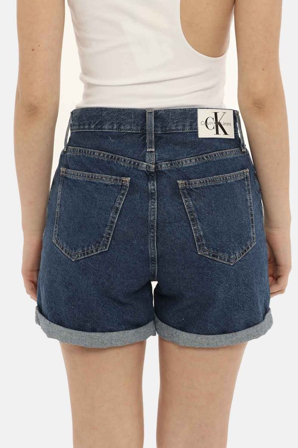 Short Calvin Klein blu denim - COMPOSIZIONE E VESTIBILITÀ:100% cotoneLa modella è alta 170 cm e indossa la taglia 27 us. La