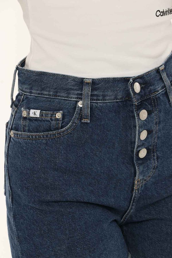 Short Calvin Klein blu denim - COMPOSIZIONE E VESTIBILITÀ:100% cotoneLa modella è alta 170 cm e indossa la taglia 27 us. La