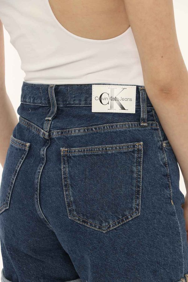 Short Calvin Klein blu denim - COMPOSIZIONE E VESTIBILITÀ:100% cotoneLa modella è alta 170 cm e indossa la taglia 27 us. La