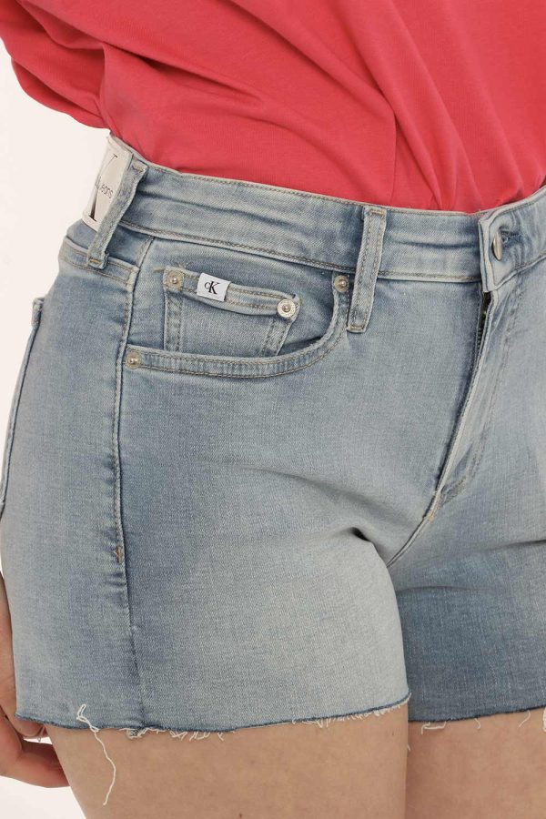 Short Calvin Klein blu denim - COMPOSIZIONE E VESTIBILITÀ:98% cotone 2% elastaneLa modella è alta 170 cm e indossa la taglia