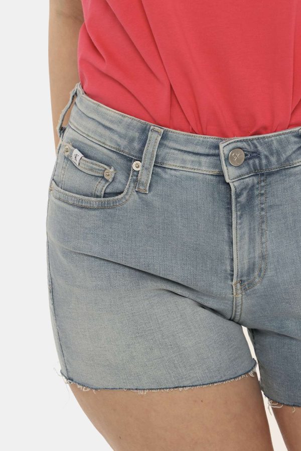 Short Calvin Klein blu denim - COMPOSIZIONE E VESTIBILITÀ:98% cotone 2% elastaneLa modella è alta 170 cm e indossa la taglia