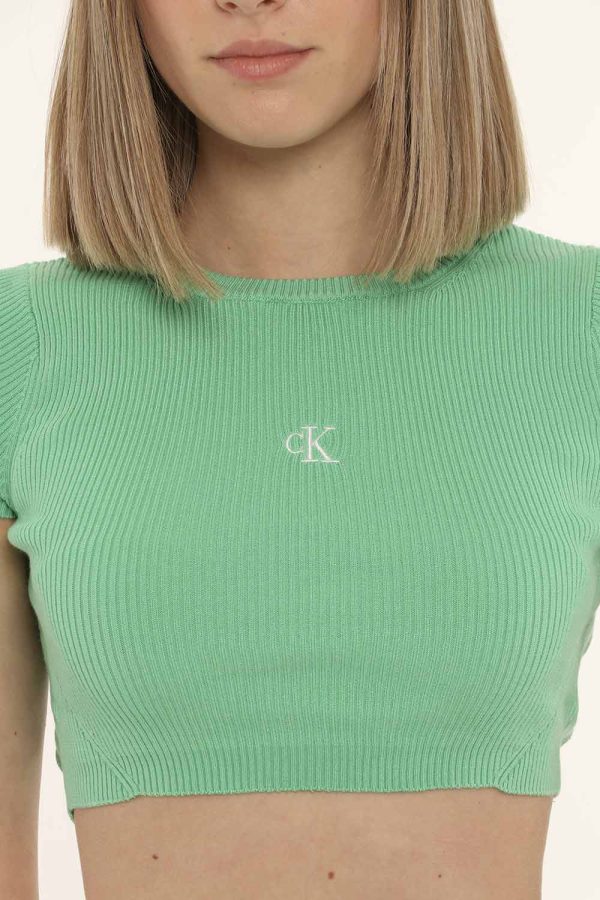 Top Calvin Klein verde - COMPOSIZIONE E VESTIBILITÀ:72% lyocell 28% poliamideLa modella è alta 170 cm e indossa la taglia S.