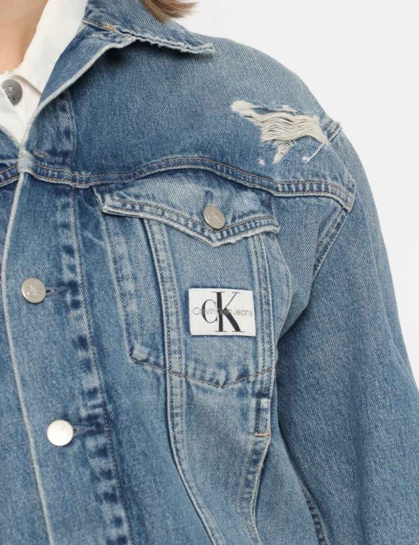 Giacca Calvin Klein Jeans - Giacca di jeans in total denim light. Presente doppio taschino a toppa con bottone ad asola in m