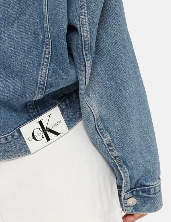 Giacca Calvin Klein Jeans - Giacca di jeans in total denim light. Presente doppio taschino a toppa con bottone ad asola in m