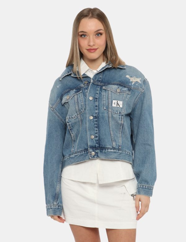 Giacca Calvin Klein Jeans - Giacca di jeans in total denim light. Presente doppio taschino a toppa con bottone ad asola in m