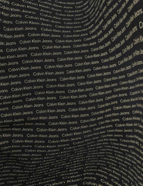 Felpa Calvin Klein Nero - Felpa corta con girocollo classico su base nera con stampa allover logo brand dorato. La vestibili