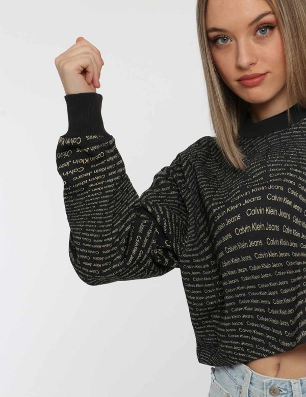 Felpa Calvin Klein Nero - Felpa corta con girocollo classico su base nera con stampa allover logo brand dorato. La vestibili