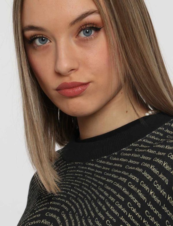 Felpa Calvin Klein Nero - Felpa corta con girocollo classico su base nera con stampa allover logo brand dorato. La vestibili