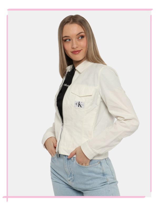 Giacca Calvin Klein Bianco - Giacca leggera in total bianco ed in 100% cotone. Presenti tasche a toppa con chiusura a botton