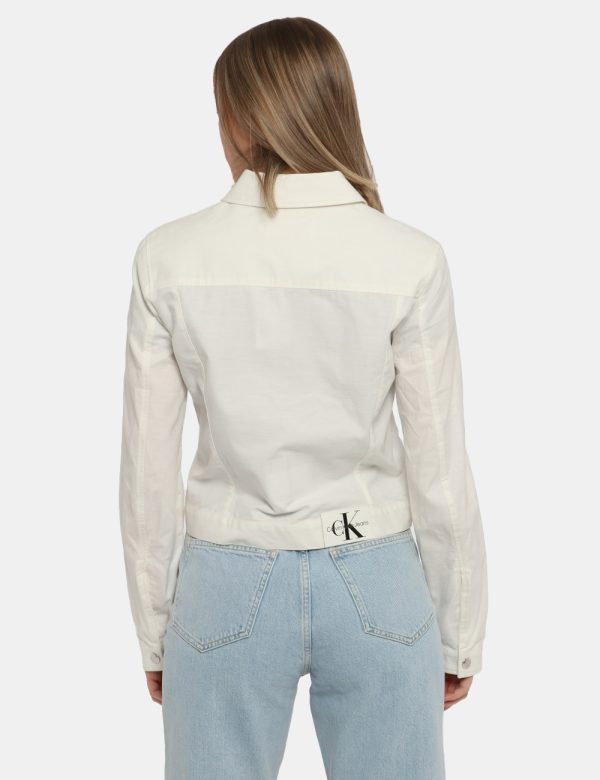 Giacca Calvin Klein Bianco - Giacca leggera in total bianco ed in 100% cotone. Presenti tasche a toppa con chiusura a botton
