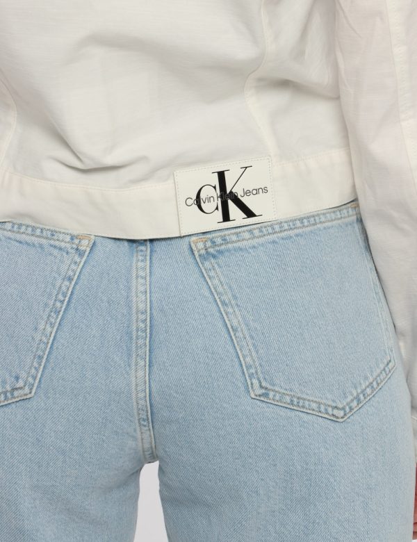Giacca Calvin Klein Bianco - Giacca leggera in total bianco ed in 100% cotone. Presenti tasche a toppa con chiusura a botton
