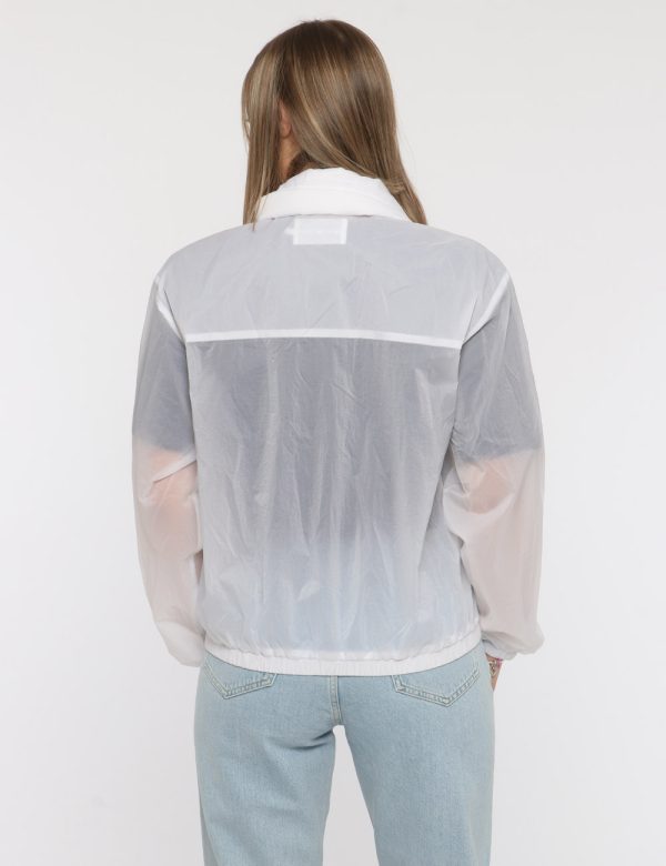 Giacca Calvin Klein Bianco - Giacca leggera simil kway con cappuccio ed in total bianco. Presenti tasche a taglio trasversal