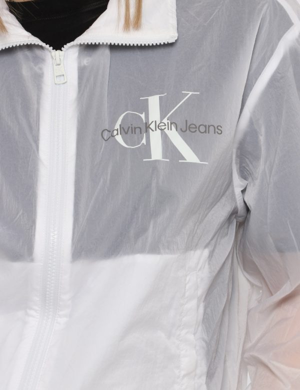 Giacca Calvin Klein Bianco - Giacca leggera simil kway con cappuccio ed in total bianco. Presenti tasche a taglio trasversal
