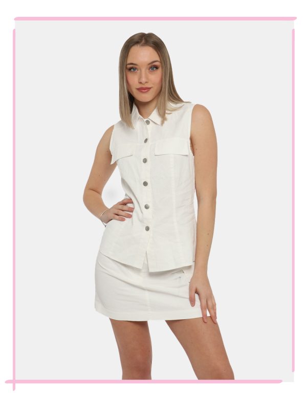 Top Calvin Klein Bianco - Top gilet in total bianco. Presente colletto classico e fake taschini. La vestibilità è morbida e