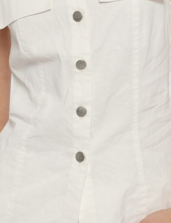 Top Calvin Klein Bianco - Top gilet in total bianco. Presente colletto classico e fake taschini. La vestibilità è morbida e