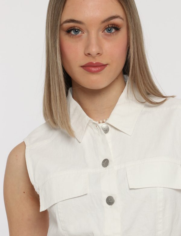 Top Calvin Klein Bianco - Top gilet in total bianco. Presente colletto classico e fake taschini. La vestibilità è morbida e
