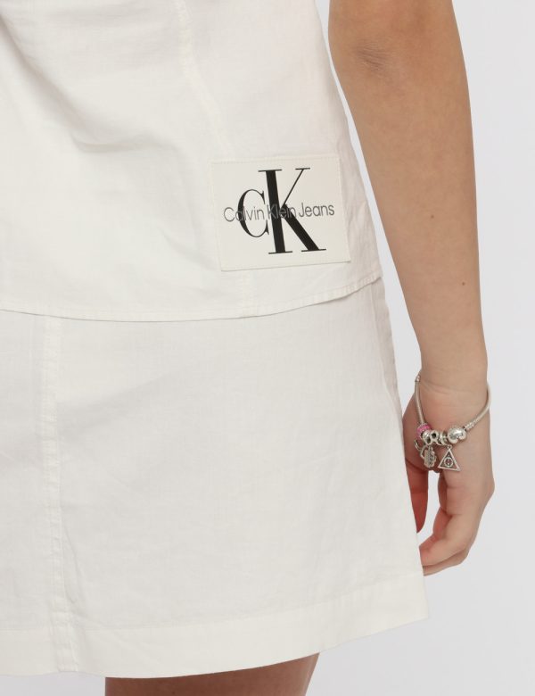 Top Calvin Klein Bianco - Top gilet in total bianco. Presente colletto classico e fake taschini. La vestibilità è morbida e