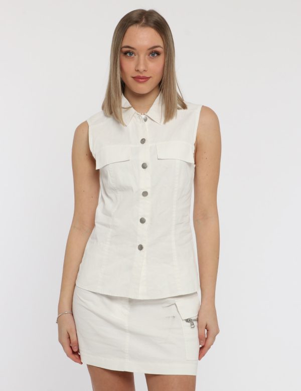 Top Calvin Klein Bianco - Top gilet in total bianco. Presente colletto classico e fake taschini. La vestibilità è morbida e