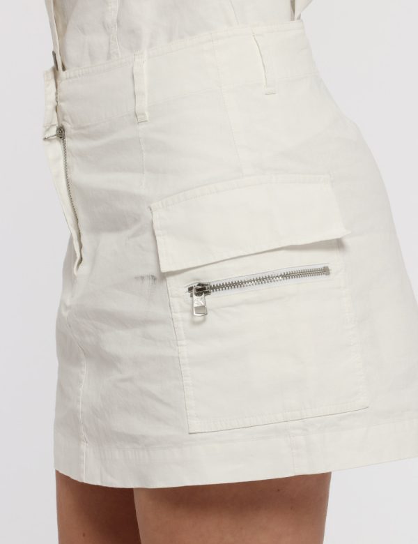 Gonna Calvin Klein Bianco - Minigonna in total bianco con tasca laterale con zip. La vestibilità è morbida e pratica grazie